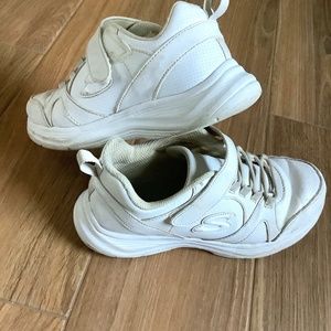 White 𝕊𝕜𝕖𝕔𝕙𝕖𝕣𝕤 size 3.5 Womens